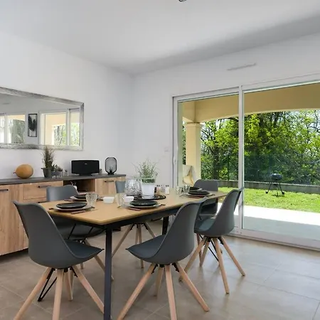 Villa • Paisible • Hostisy